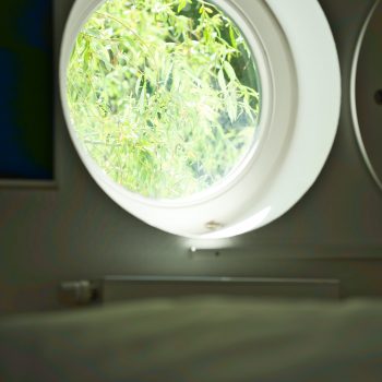 Rundes Fenster in der Berg-Suite