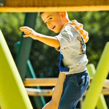 Kind hat Spaß auf dem Spielplatz
